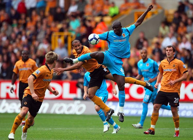 'Spot the home-grown player'. Kun Karl Henry (i orange midt i billedet) er en spiller fra egne rækker på dette foto fra kampen mellem Wolverhampton og Hull. Resten af spillerne kommer fra andre nationale ligaer. Og så er netop de to klubber ikke blandt de værste i Premier League. Arkivfoto. 