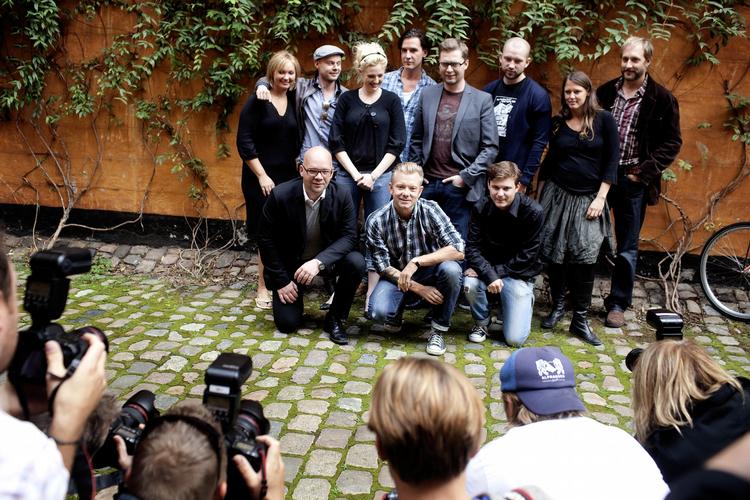 Casper Christensen har samlet et solidt hold af komisk talent til TV2's nye fredagssatsning 'Live fra Bremen'. 