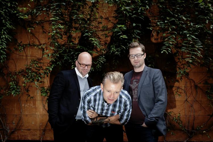 Tre fjerdedele af det faste hold bag kultsuccesen 'Casper og Mandrilaftalen' - Lars Hjortshøj, Casper Christensen og Lasse Rimmer - er med, når TV 2 fra 25. september sender 'Live fra Bremen'. 