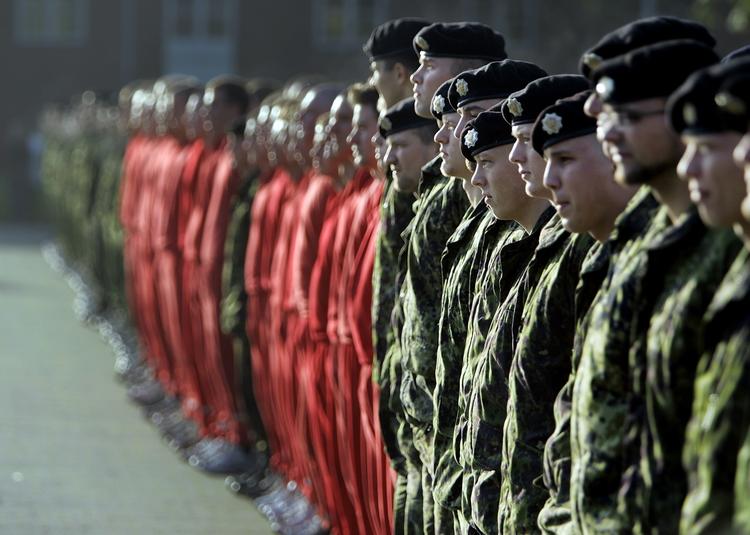 Mindehøjtidelighed for to unge soldater dræbt i Afghanistan under kampe med Taleban. Dog ikke de samme tre, som døde fredag aften. 