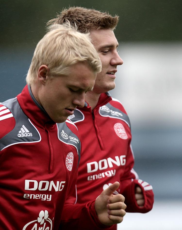 Fra U til A og tilbage til U igen. De to A-landsholdsspillere Simon Kjær og Nicklas Bendtner har alderen til at spille U21-EM i Danmark om to år og har meldt sig under fanerne. Arkivfoto. 