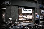 Ejendomsmæglere og banker vil gerne tale boligmarkedet i gang. Men den økonomisk uafhængige boligøkonom Jens Lunde fra CBS mener ikke, at der er grund til at juble over boligsalget. 