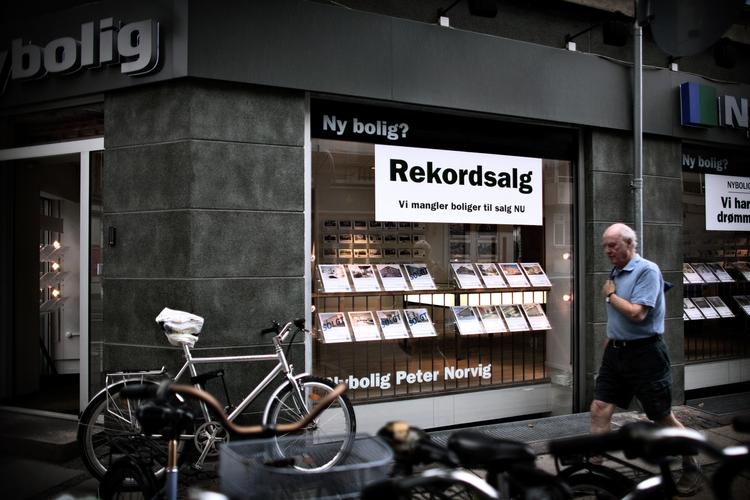 Ejendomsmæglere og banker vil gerne tale boligmarkedet i gang. Men den økonomisk uafhængige boligøkonom Jens Lunde fra CBS mener ikke, at der er grund til at juble over boligsalget. 