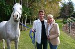 Patrick Swayze i selskab med hustruen Lisa Niemi på foto fra december sidste år, hvor Swayze for første gang indviede offentligheden i sin kræftsygdom. Fotoet er taget på parrets ranch i Californien. Swayses aske skal spredes over den anden ranch i New Mexico. 