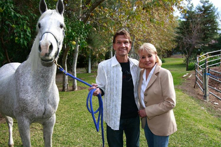 Patrick Swayze i selskab med hustruen Lisa Niemi på foto fra december sidste år, hvor Swayze for første gang indviede offentligheden i sin kræftsygdom. Fotoet er taget på parrets ranch i Californien. Swayses aske skal spredes over den anden ranch i New Mexico. 