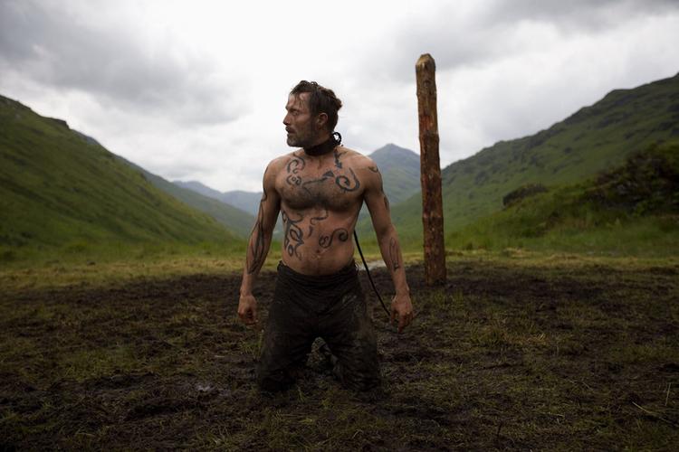 Mads Mikkelsen spiller en mellemting mellem en træl, en gladiator og en menneskelig kamphund i 'Valhalla Rising'. 