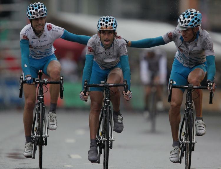 Ezequiel Mosquera, der her hjælpes i mål af holdkammeraterne David Herrero (tv.) og David Garcia (th.) efter et styrt på 1. etape, var uheldig igen og blev ifølge ham selv reddet af hjelmen. Arkivfoto. 