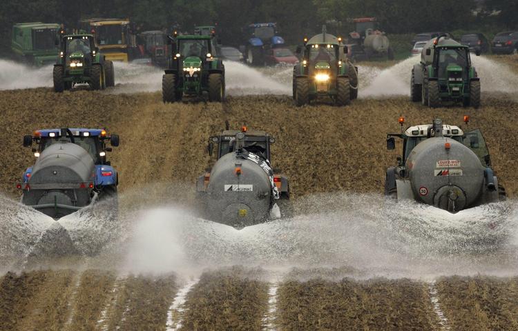 I protest over de lave mælkepriser sprøjtede 400 belgiske mælkebønder tre millioner liter mælk på marker i den sydlige del af landet. 