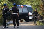 Indonesisk politi uden for det hus, som beskrives som terroristers gemmested i byen Solo i det centrala Java. 