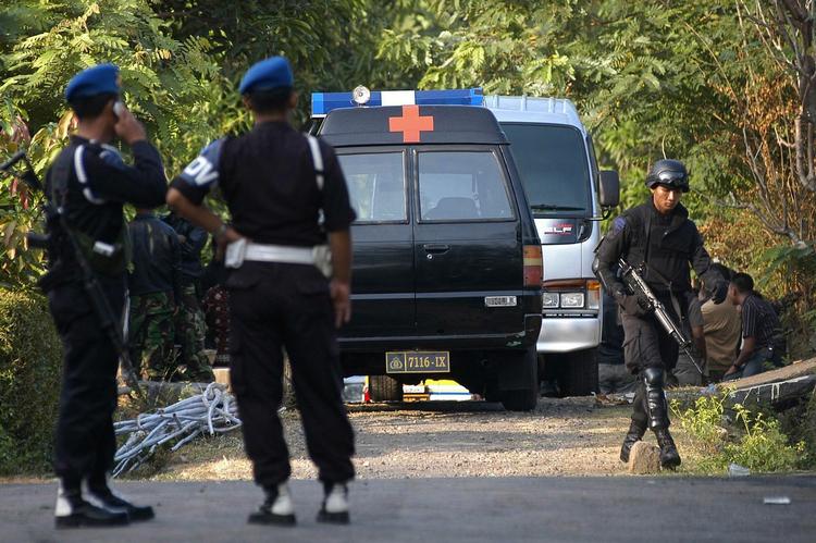 Indonesisk politi uden for det hus, som beskrives som terroristers gemmested i byen Solo i det centrala Java. 
