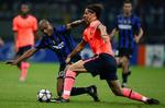 Zlatan Ibrahimovic i nærkamp med Inters brasilianske back Maicon. 