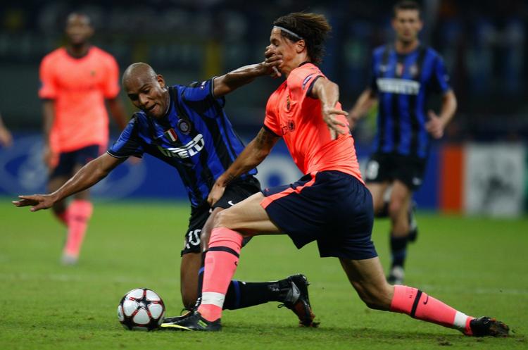 Zlatan Ibrahimovic i nærkamp med Inters brasilianske back Maicon. 