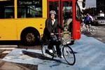 Cyklister med cykelhjelm
