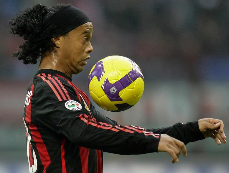 Ronaldinho er blandt de mulige modstandere for AaB, der kan få storhold som AC Milan, Valencia, Deportivo La Coruna, Galatasaray eller Ajax som modstander i dagens Uefa Cup-lodtrækning. 