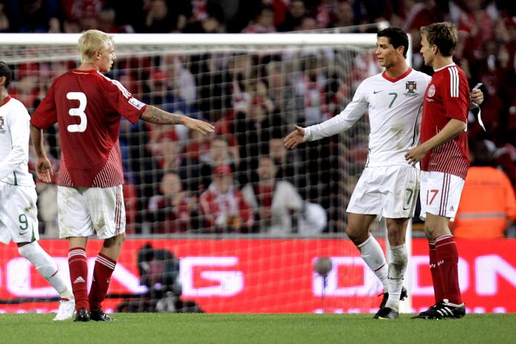 Simon Kjær og Cristiano Ronaldo sagde pænt tak for kampen efter den højspændte affære i Parken. Arkivfoto. 