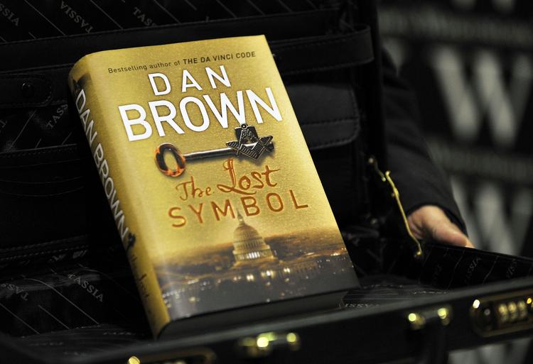 Den første udgave af Dan Browns nyeste bog i trilogien om Robert Langdon, 'The Lost Symbol', er afbilledet i verdens største boghandel, Waterstone's Picadilly i London. 