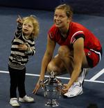 Den halvanden år gamle datter Jada var med på banen, da Kim Clijsters fik overrakt trofæet for sejren i US Open. 