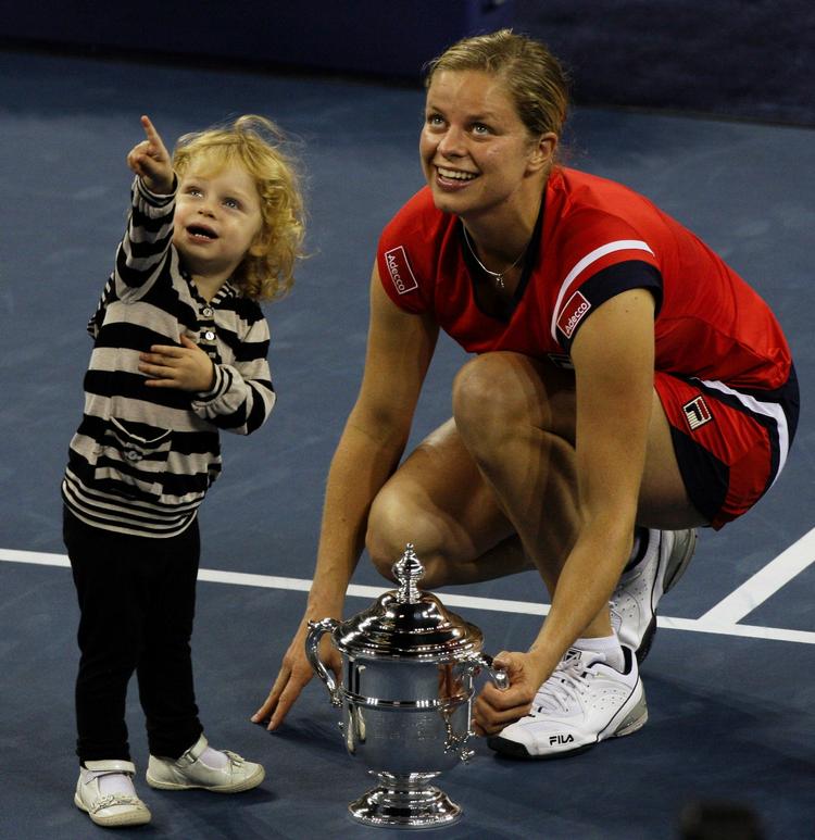 Den halvanden år gamle datter Jada var med på banen, da Kim Clijsters fik overrakt trofæet for sejren i US Open. 