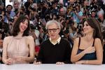 Kongen af film om sidespring og menneskelig dårskab mellem skuespillerne Rebecca Hall og Penelope Cruz ved Cannes Festival. 