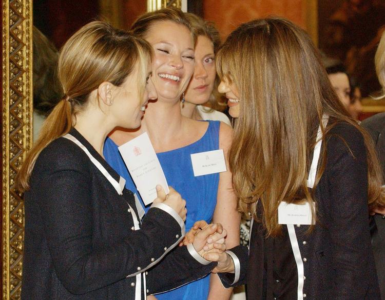 »Ej okay, har du hørt den vildeste historie? Jeg burde egentlig ikke sige det videre, men...«. Arkivfoto fra modeltræf på Buckingham Palace 