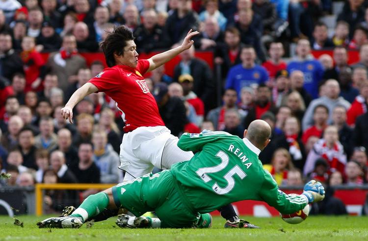 To af verdens største fodboldklubber, Manchester United og Liverpool, har inden for de seneste fem år fået nye ejere, som har gældsat klubberne. Arkivfoto. 