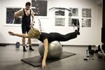 Almindeige fitnesskunder ser almindelige ud. Men modellerne, der skal lokke nye kunder ind er alt for tynde, mener Landsforeningen for spiseforstyrrelser og selvskade. Arkiv 