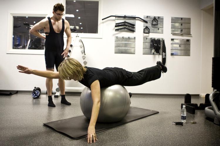 Almindeige fitnesskunder ser almindelige ud. Men modellerne, der skal lokke nye kunder ind er alt for tynde, mener Landsforeningen for spiseforstyrrelser og selvskade. Arkiv 