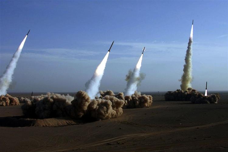 Iran tester langtrækkende missiler under en tidligere øvelse. Netop Irans missiler er grunden til Obamas kursskifte i forhold til et missilskjold i Østeuropa. 