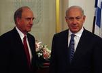 Benjamin Netanyahu (t.h.) har de seneste dage mødtes med USA's udsending George Mitchell for at forhandle om bosættelser. Samtidig har premierministeren skullet forholde sig til en kritisk FN-rapport. 
