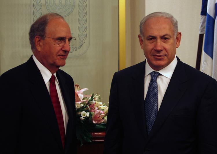 Benjamin Netanyahu (t.h.) har de seneste dage mødtes med USA's udsending George Mitchell for at forhandle om bosættelser. Samtidig har premierministeren skullet forholde sig til en kritisk FN-rapport. 