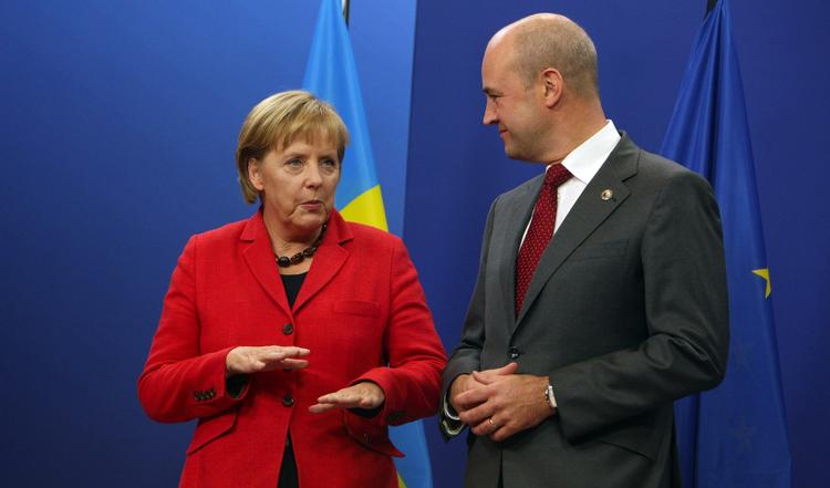 Inden mødet i dag hyggede EU-formand Fredrik Reinfeldt sig i selskab med kansler Angela Merkel fra Tyskland. 