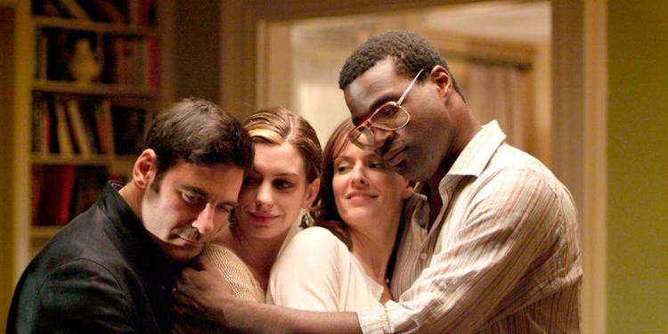 Improviseret. 'Rachel Getting Married' er optaget med håndholdt videokamera, og mange af scenerne er improviserede af skuespillerne, som både tæller professionelle og amatører. Hovedpersonen, Kym (Anne Hathaway, nr. to fra venstre), der her får en gruppekrammer, er Rachels søster og familiens sorte får.  Foto: Cinemateket 