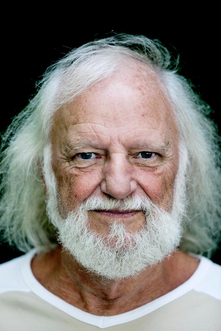 Mailing er ikke fortælling. Alligevel bevarer Svend Åge  Madsen sit sproglige åndsnærvær i mailsamlingen. Foto: Carsten Ingemann 