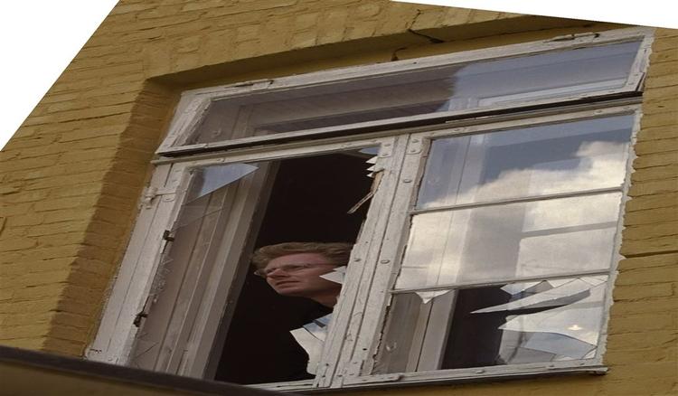 Det giver ikke mening at installere et alarmsystem – eller en tågekanon for den sags skyld – hvis man har en gammel og let opbrydelig dør eller som her, et ditto vindue. Arkivfoto 