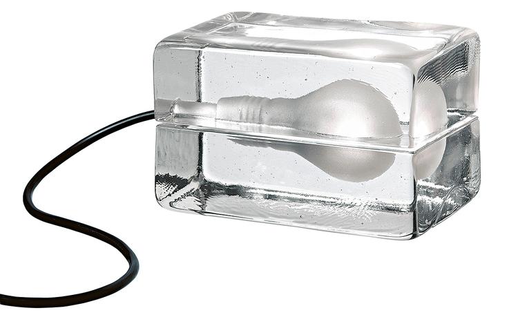 Block Lamp. Fra Design House Stockholm, designet af finske Harri Koskinen i 1996. Det er et af firmaets mest populære produkter, fordi den er inkarnationen af skandinavisk minimalisme. Lampen har desuden været en del af Museum of Modern Art in New Yorks permanente udstilling siden 2000. 