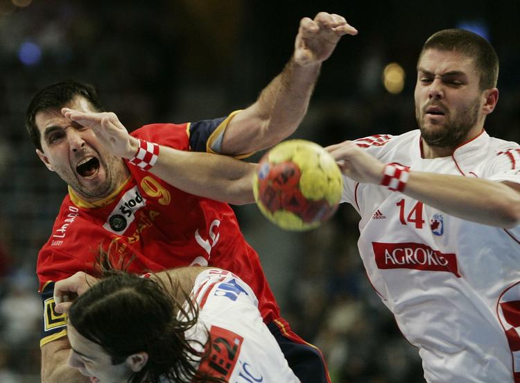 Mateo Garralda (til venstre) må se til fra tribunen i de kommende fire Kolding-kampe. Her er han i aktion for det spanske landshold mod Kroatien ved VM i 2007. Arkivfoto. 