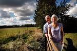 Angsten for at Ellis skal dø i utide af sin hjertesygdom, forsvinder aldrig. Men Palle og Ellis, begge 50 år, har lært at håndtere angsten, så den ikke længere er alle stedsværende. Og så har de lært at værdsætte hinanden. »Vi har altid været tæt knyttet sammen, men vi er nok blevet mere hensynsfulde over for hinanden«, fortæller Palle.  Foto: Martin Lehman 
