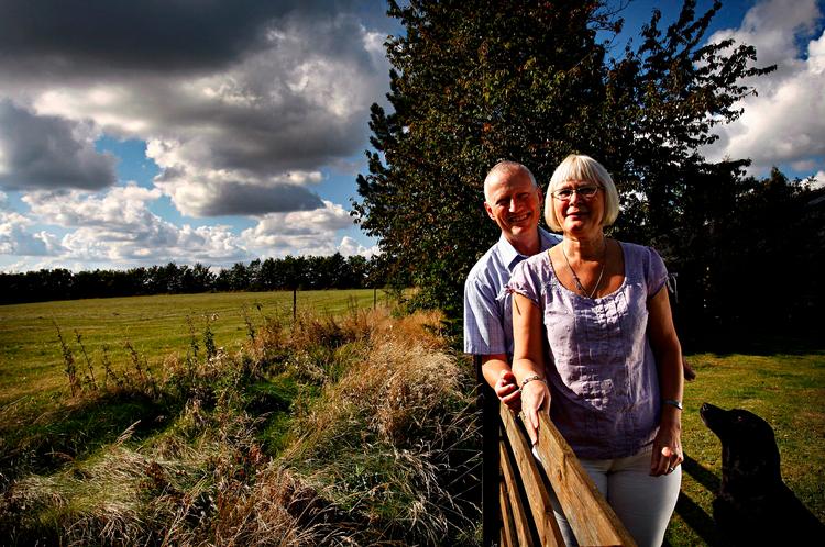 Angsten for at Ellis skal dø i utide af sin hjertesygdom, forsvinder aldrig. Men Palle og Ellis, begge 50 år, har lært at håndtere angsten, så den ikke længere er alle stedsværende. Og så har de lært at værdsætte hinanden. »Vi har altid været tæt knyttet sammen, men vi er nok blevet mere hensynsfulde over for hinanden«, fortæller Palle.  Foto: Martin Lehman 
