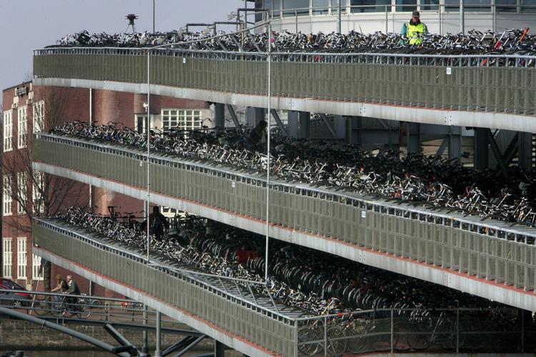 Cykelparkeringshus i Amsterdam. Arkivfoto. 