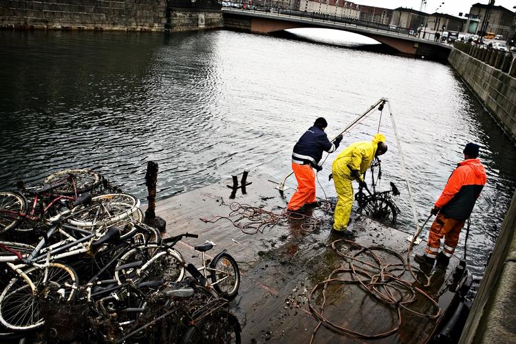 Stjålne cykler hives op fra en af de københavnske kanaler. Arkivfoto. 