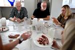 Ud over smag blev der lagt vægt på udseende, både af indhold og emballage, samt nyhedsværdi hos de indsendte økovarer til Politiken Økologisk Guld. Bornholmsk Ristepølse fra Slagtergården i Holbæk klarede den videre til finalen 14. november i Pressen.  Foto: Thea Grav Rosenberg 