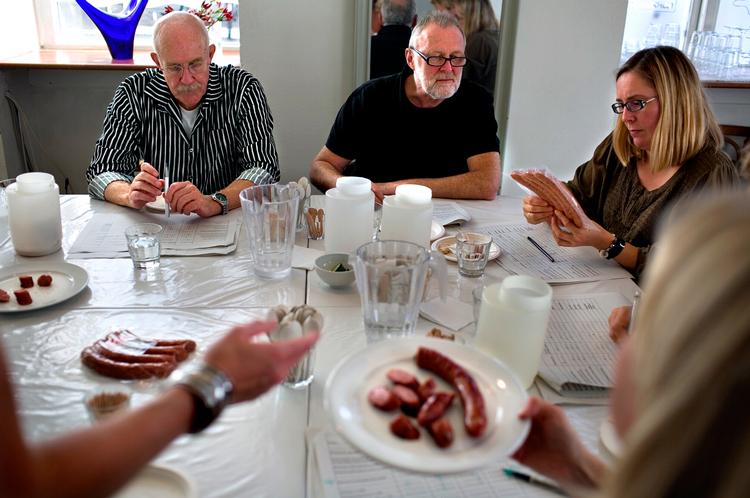 Ud over smag blev der lagt vægt på udseende, både af indhold og emballage, samt nyhedsværdi hos de indsendte økovarer til Politiken Økologisk Guld. Bornholmsk Ristepølse fra Slagtergården i Holbæk klarede den videre til finalen 14. november i Pressen.  Foto: Thea Grav Rosenberg 