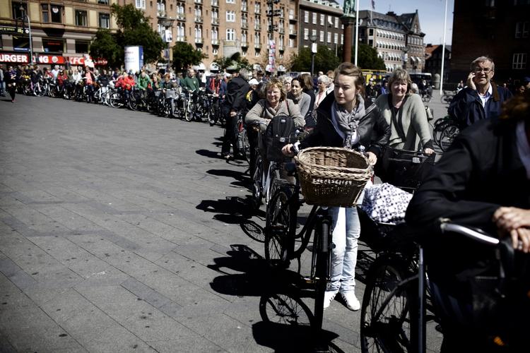 Københavnerne holdt i kø, da kommunen første gang uddelte cykelchips, som skal hjælpe med at finde stjålne cykler. Arkivfoto. 