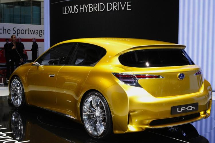 På skrump. Luksusmærket Lexus overvejer at gå ned i størrelse med denne hybridmodel, LF-Ch. 