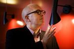 Klaus Bondam ved sin AJ lampe designet af Arne Jacobsen. 
