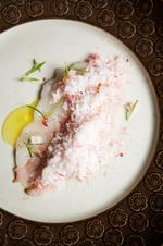 Iskoldt. En sådan ret med rå fisk og frosne æbler kræver, at alt omkring den er lige så koldt. Sørg for, at f.eks. tallerknerne holdes i fryseren indtil servering. Æblesorten skal være frisk og syrlig, jeg har brugt ingridmarie. Foto: Astrid Dalum. 