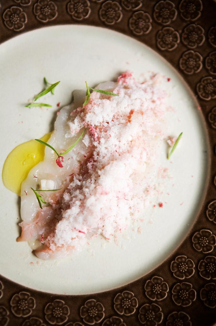 Iskoldt. En sådan ret med rå fisk og frosne æbler kræver, at alt omkring den er lige så koldt. Sørg for, at f.eks. tallerknerne holdes i fryseren indtil servering. Æblesorten skal være frisk og syrlig, jeg har brugt ingridmarie. Foto: Astrid Dalum. 