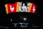 Aung San Suu Kyi er blevet et ikon for demokratiforkæmpere verden over. Her er det rockgruppen U2, der hylder hende under en koncert i Dublin i july. 