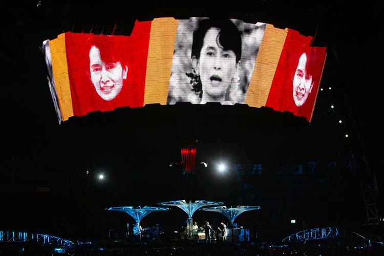 Aung San Suu Kyi er blevet et ikon for demokratiforkæmpere verden over. Her er det rockgruppen U2, der hylder hende under en koncert i Dublin i july. 