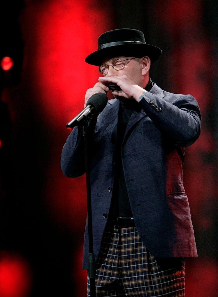 Jes Holtsø spillede både mundharpe og sang 'rusten' blues for dommerne, publikum og seerne. 